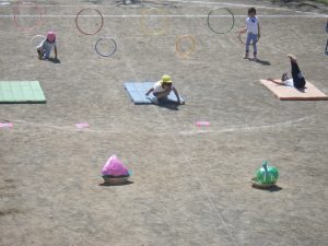 障害物競争 虹の森カトリック幼稚園 学校法人 北海道カトリック学園